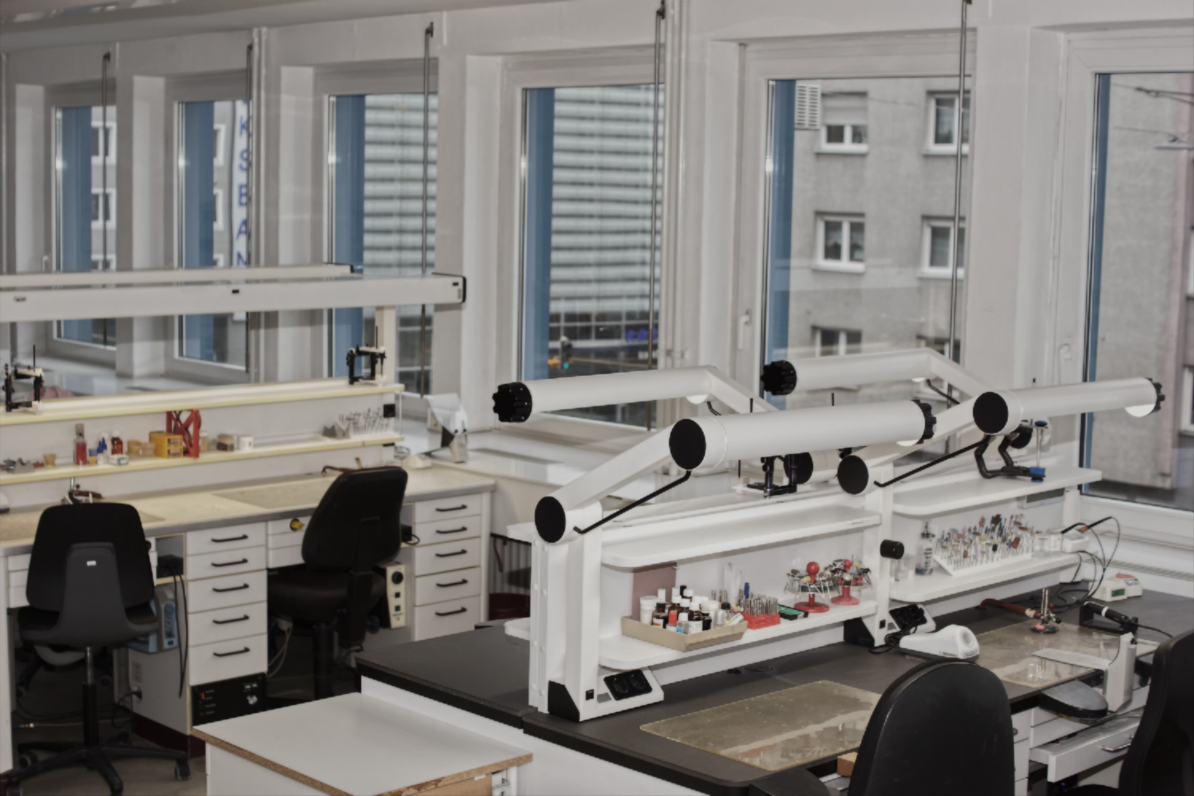 Moderner Arbeitsplatz im Dentallabor Alexander Müller Dentaltechnik in Pforzheim